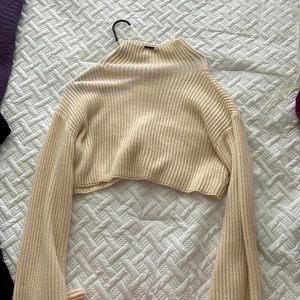 Cute cropped long sleeved sweater !